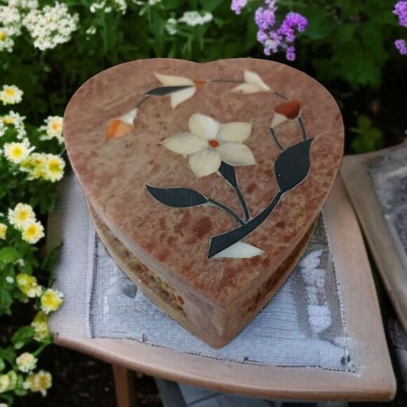 Soapstone Trinket Box Inlaid Mother of Pearl Floral Hand Carved Vintage Heart - Picture 14 of 16